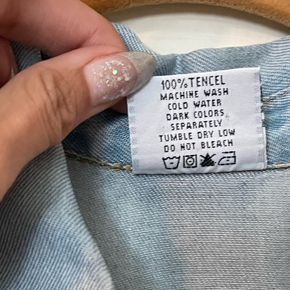 Click Color Me Cotton Long Sleeve, Collared Button Down in Denim, Made of Tencel - Picture 4 of 12